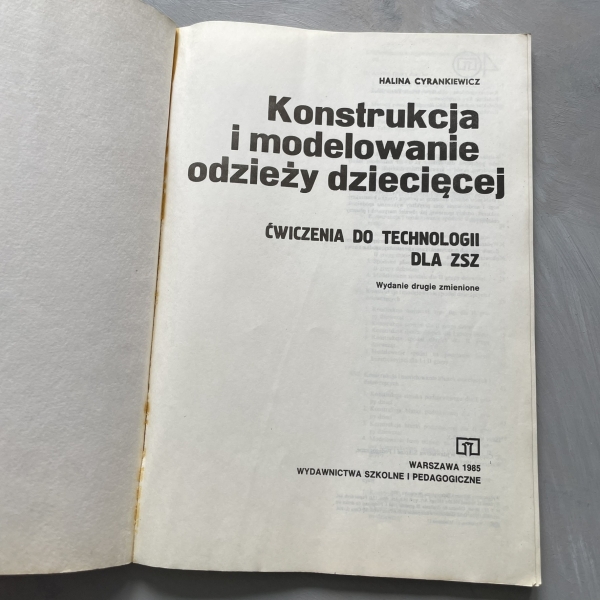 Konstrukcja i modelowanie odzieży dziecięcej - Halina Cyrankiewicz