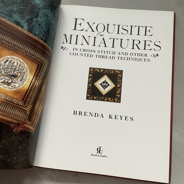 Exquisite miniatures in cross stitch and other coynted thread tecchniques - Brenda Keyes