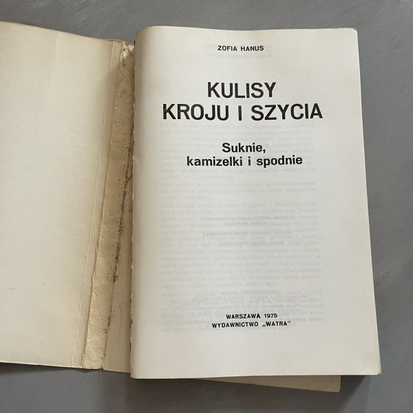 Kulisy kroju i szycia. Suknie, kamizelki, spodnie - Zofia Hanus