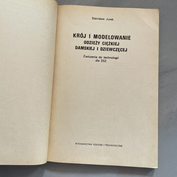 Krój i modelowanie odzieży ciężkiej damskiej i dziewczęcej - Stanisław Jurek